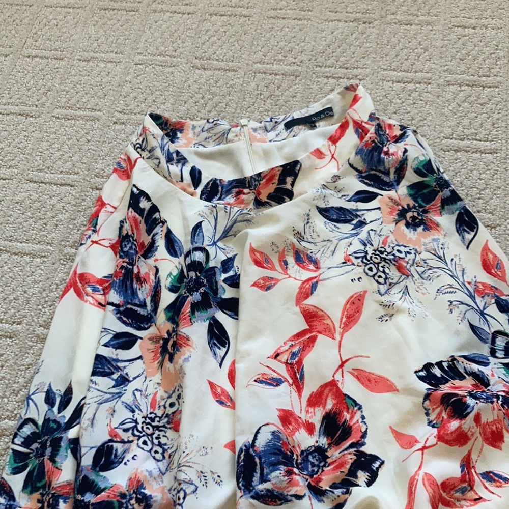 A small midi skirt with a lovely flower pattern!